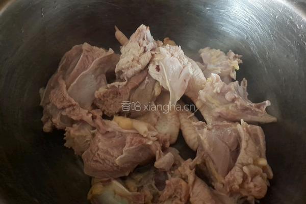 土豆炖鸡肉的做法图解1