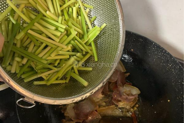 “乱棍打死猪八戒” 蒜薹炒腊肉的做法图解5