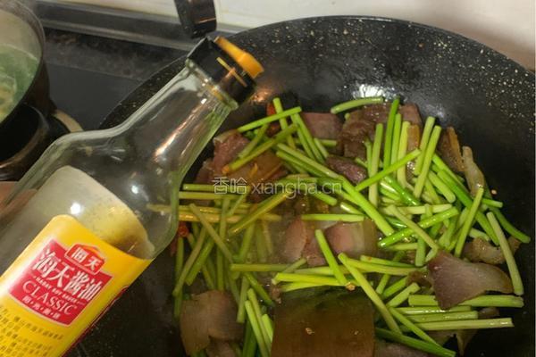 “乱棍打死猪八戒” 蒜薹炒腊肉的做法图解6
