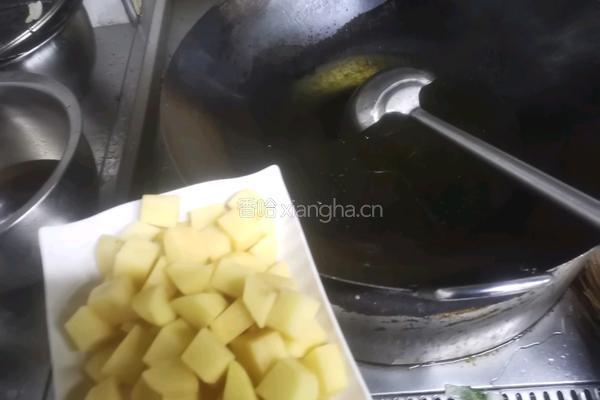 土豆焖鸭的做法图解3