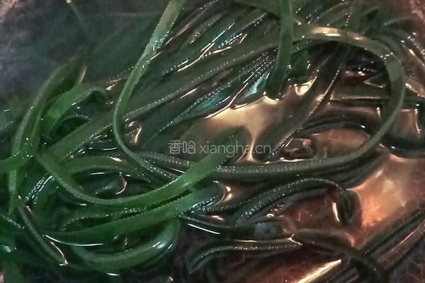 海带黄豆炖鸡翅的做法图解2