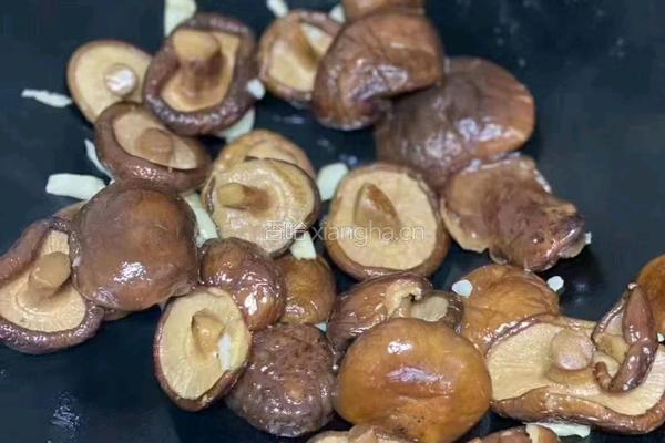 鳕鱼胶焖香菇的做法图解2