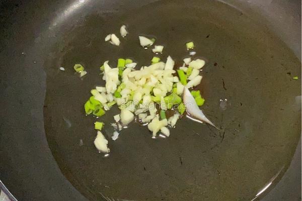 家常暖汤｜菠菜香菇蛋汤的做法图解2