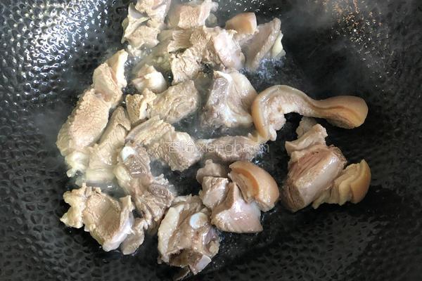 羊肉炖萝卜的做法图解3