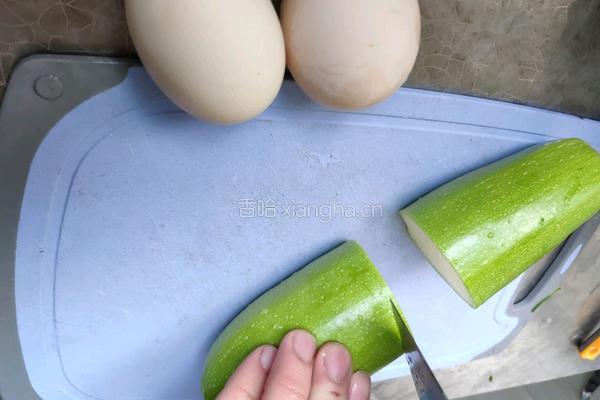 西葫芦炒鸡蛋的做法图解1