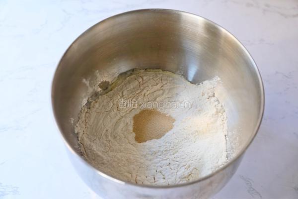 豆沙面包卷的做法图解2