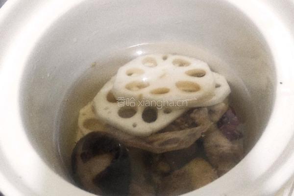 莲藕红豆鸽子汤的做法图解3