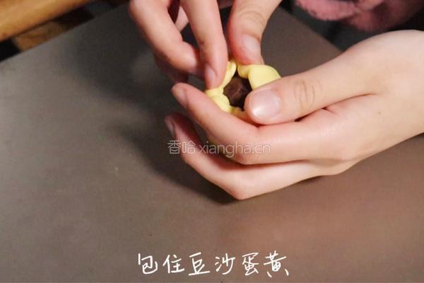 蛋黄酥：过节必备，香香酥酥超解饿！的做法图解22