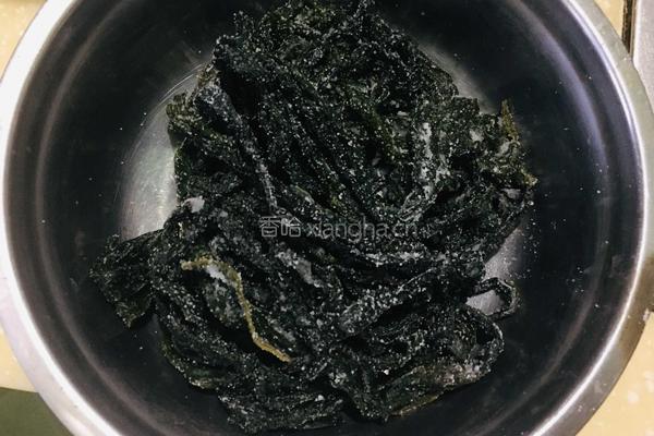 凉拌裙带菜的做法图解1