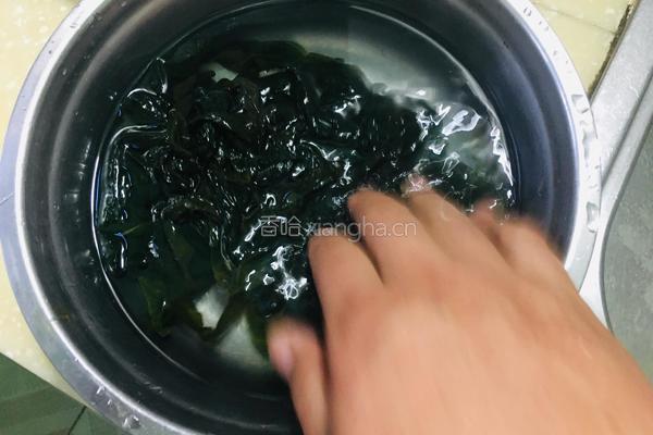 凉拌裙带菜的做法图解2