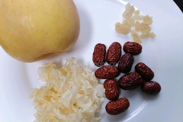 苹果银耳红枣汤的做法图解1