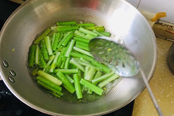 芹菜炒腊肠的做法图解1