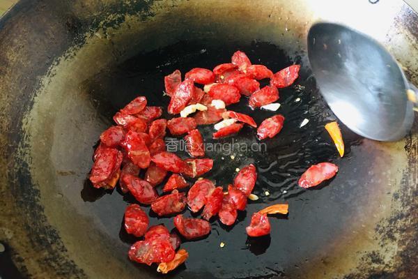 芹菜炒腊肠的做法图解4
