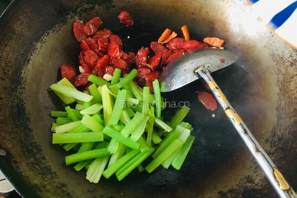 芹菜炒腊肠的做法图解5