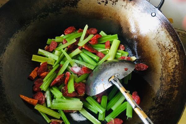 芹菜炒腊肠的做法图解6