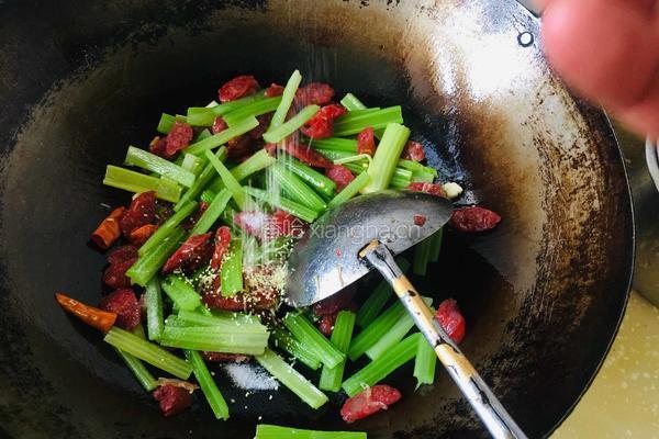 芹菜炒腊肠的做法图解7