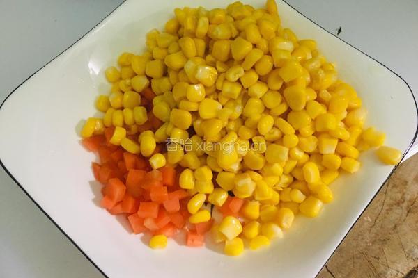 胡萝卜炒甜玉米的做法图解3