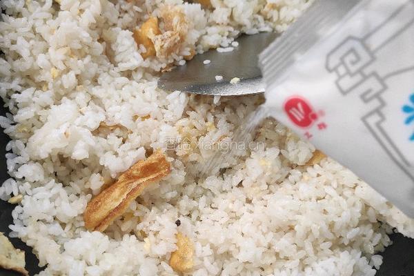 酸菜炒饭的做法图解4