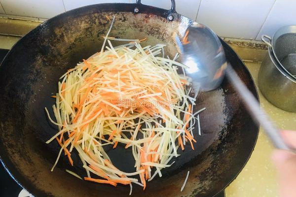 醋溜土豆胡萝卜丝的做法图解2