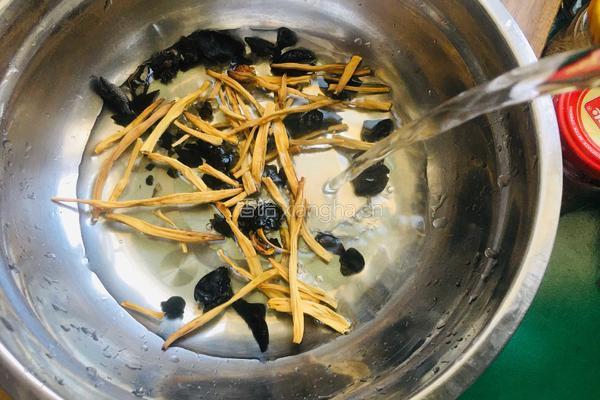 酸辣肉丝汤的做法图解1