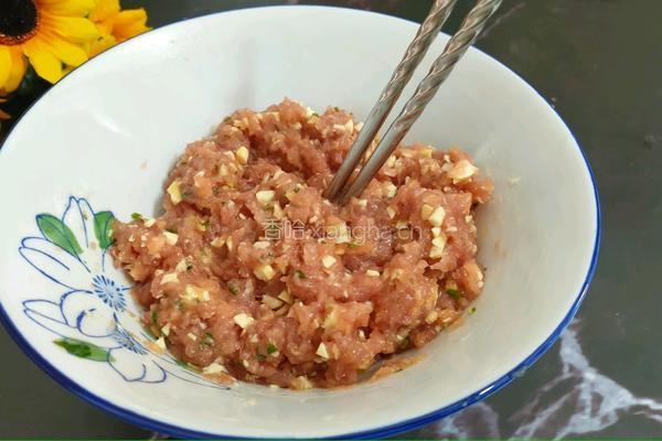 蝴蝶肉蛋饺的做法图解2