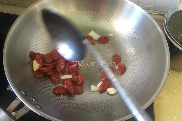 洋葱胡萝卜炒腊肠的做法图解3