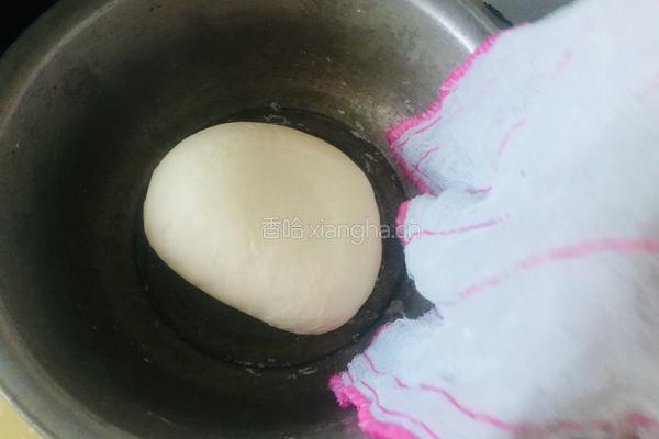 泡菜炒肉烩柳叶面的做法图解1