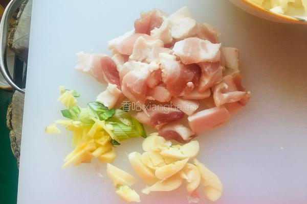 泡菜炒肉烩柳叶面的做法图解3