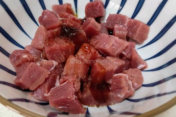 杏鲍菇炒牛肉粒的做法图解2