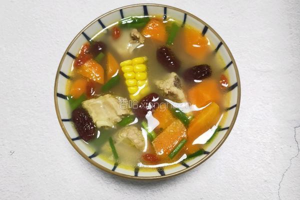 胡萝卜玉米排骨汤的做法图解10