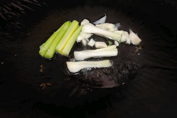 番茄炒花菜的做法图解1