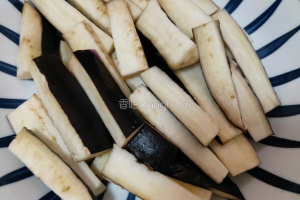 肉末蒸茄子的做法图解1
