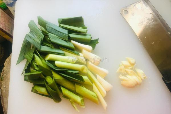 蒜苗炒腊肉的做法图解3