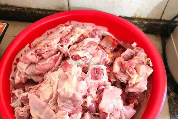 农家铁锅炖笨鸡的做法图解1
