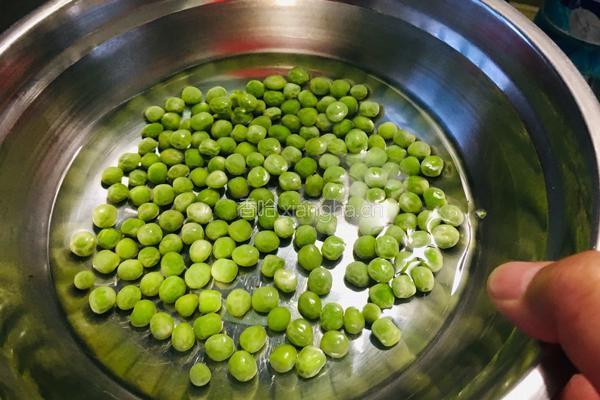 青豆玉米的做法图解1