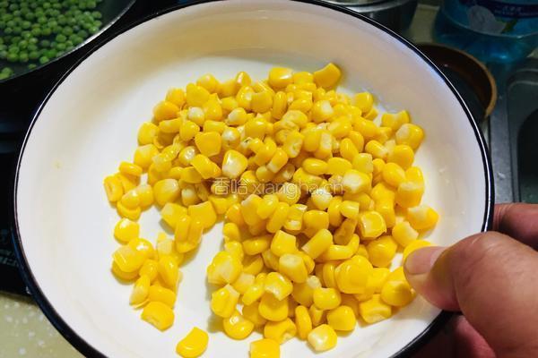 青豆玉米的做法图解2