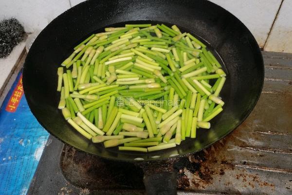 炒蒜苔的做法图解1