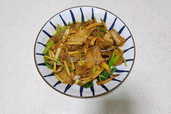 杏鲍菇炒腊肉的做法图解6