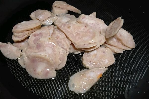 杏鲍菇炒肉肠的做法图解1