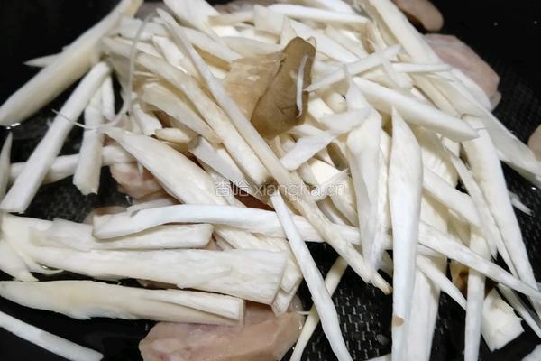 杏鲍菇炒肉肠的做法图解2