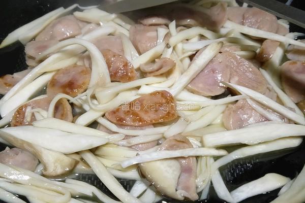 杏鲍菇炒肉肠的做法图解3