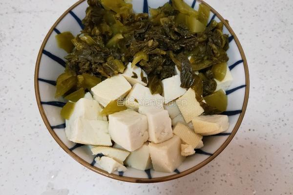 豆腐炒雪菜的做法图解1