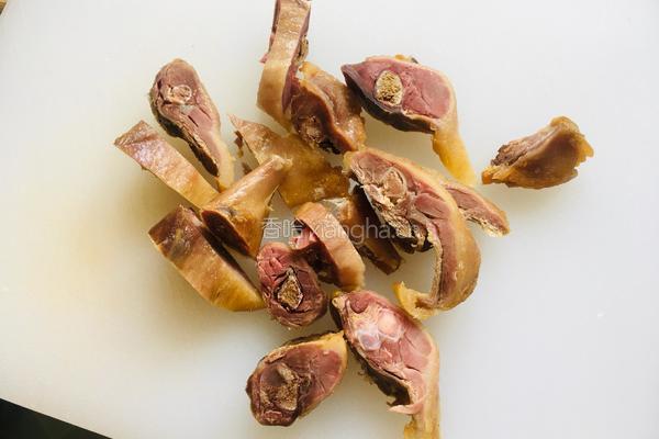 芹菜炒腊鸭的做法图解1