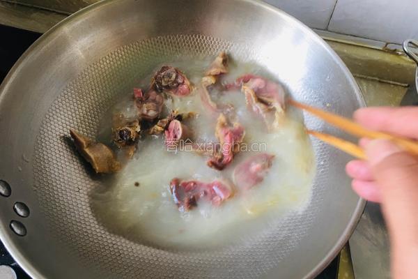芹菜炒腊鸭的做法图解2