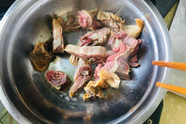 芹菜炒腊鸭的做法图解3