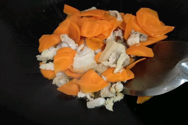 五花肉炒胡萝卜的做法图解3