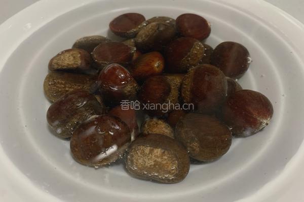 微波炉烤栗子的做法图解2