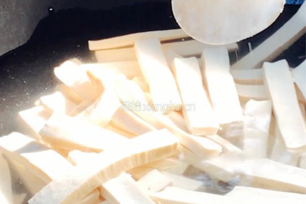 腊肉炒白干的做法图解1