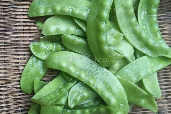 荷兰豆炒腊肠的做法图解2