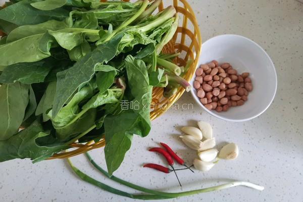 菠菜拌花生米的做法图解1